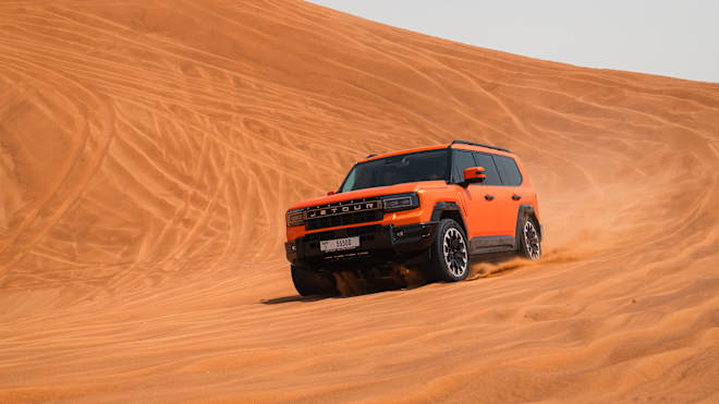 Jetour G700 Plug-in Hybrid SUV driving through the desert, demonstrating powerful off-road performance